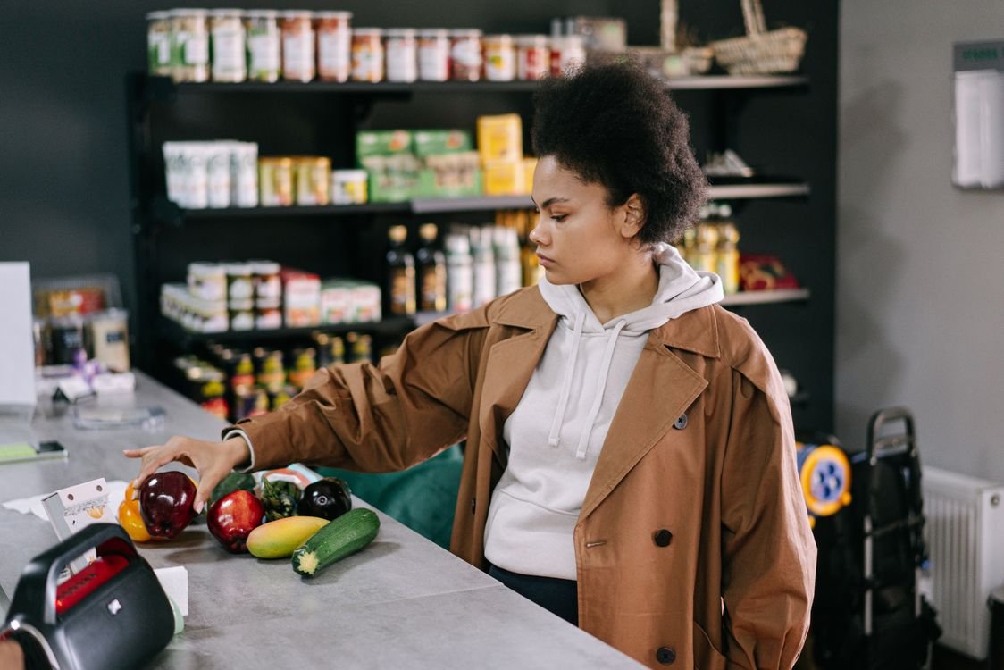 Mujer eligiendo alimentos en una tienda